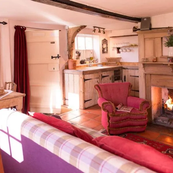 Farm Cottage a cute C17th cottage a walk across the fields to a great pub，位于Edwardstone的酒店