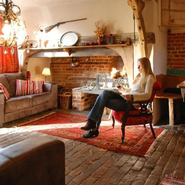 Orchard Cottage cosy rustic comfort just across the fields to a great Pub，位于Edwardstone的酒店