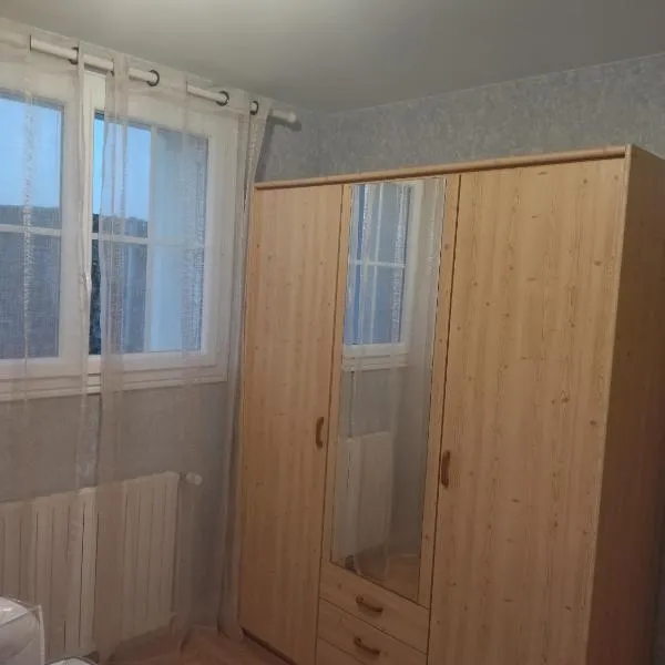 chambre privée chez l'habitant et partage des partie communes，位于Tillou的酒店