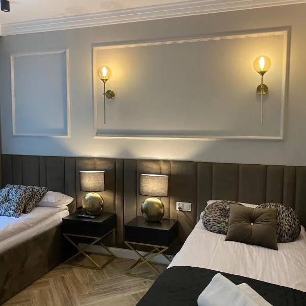 Family & Business Sauna Apartments No 11 Leśny nad Zalewem Cedzyna Unikat - 3 Bedroom with Private Sauna, Bath with Hydromassage, Terrace, Garage, Catering Options，位于凯尔采的酒店