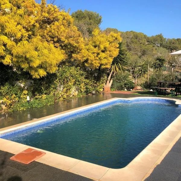 Casa Bella Vista en montaña con vistas al mar y piscina privada，位于Sant Jaume dels Domenys的酒店