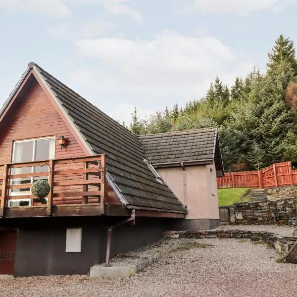 Larchfield Chalet 2，位于Auchterneed的酒店