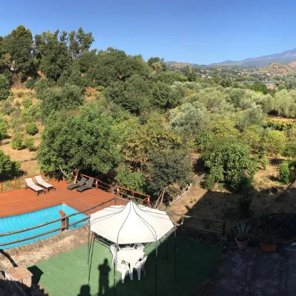 Villa Bonaccorso - antica e maestosa villa con piscina ai piedi dell'Etna，位于维亚格兰德的酒店
