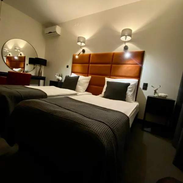 Hotel "Księżyc" w Świebodzicach，位于希维博济采的酒店