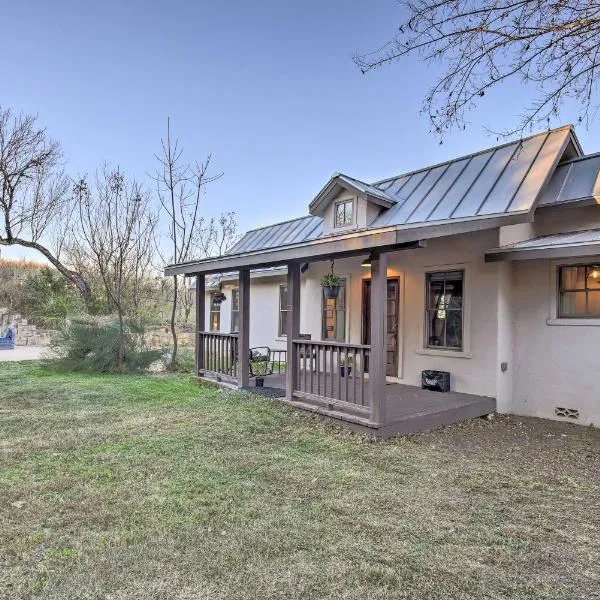 The Little Alsatian House 18 Miles to San Antonio，位于Castroville的酒店