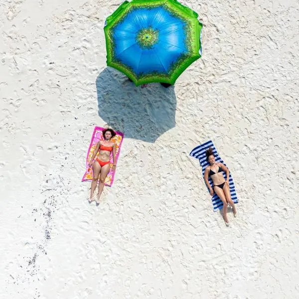 Summer Vibes Beach Front，位于拉斯杜的酒店