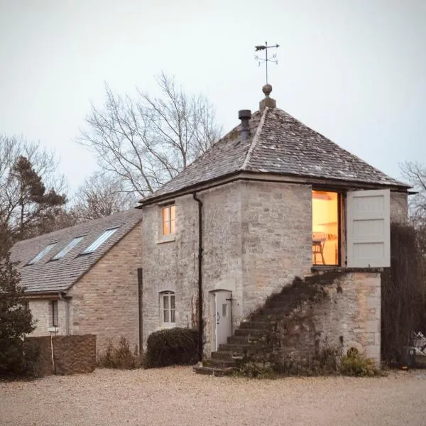 High Cogges Farm Holiday Cottages - The Granary，位于威特尼的酒店