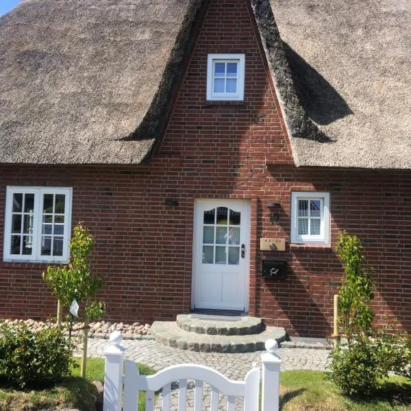 Eidumhaus, freistehendes Reetdachhaus mit Garten in Strandnähe，位于韦斯特兰的酒店