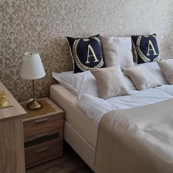 Royal Adela Luxury Apartment, Podhájska 992，位于Trávnica的酒店