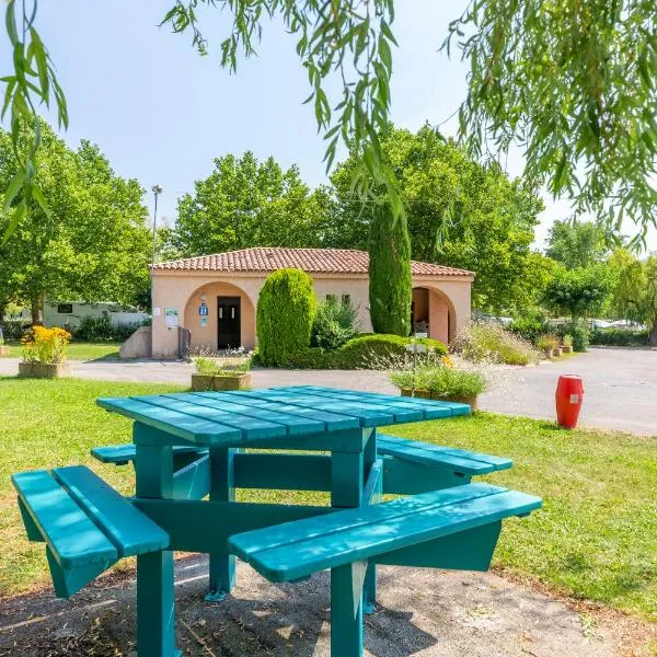 Camping Sites et Paysages Les Prés Hauts，位于锡斯特龙的酒店