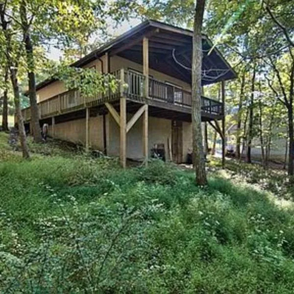 Clubhouse Lakeview Chalet，位于东斯特劳兹堡的酒店