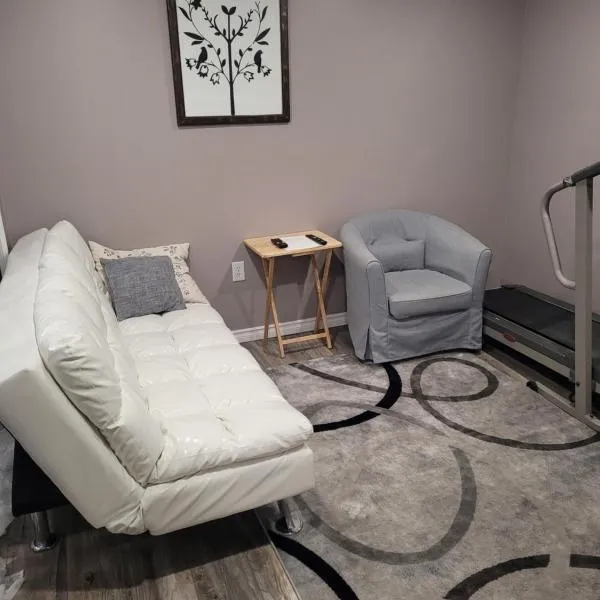 Adorable Studio Basement Suite in South Barrie，位于Cookstown的酒店
