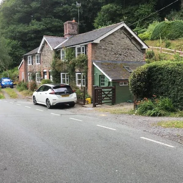 200 year old Gardener's cottage, Mid Wales，位于Llanidloes的酒店