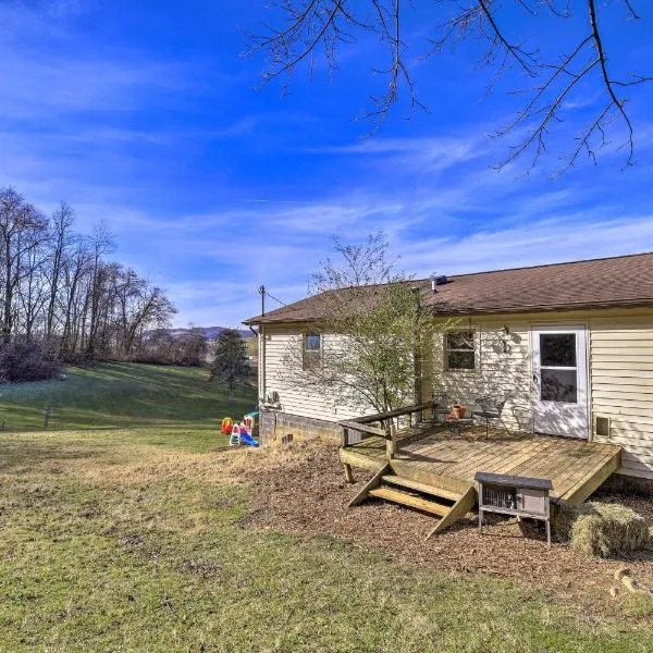 Pet-Friendly Home w/ Grill & Farm in Meadowview!，位于Meadowview的酒店