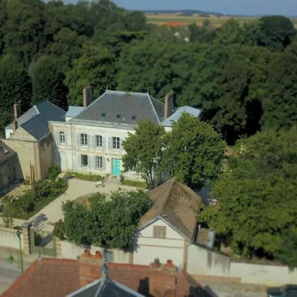 YXIE - Manoir des Arts，位于Pont-sur-Yonne的酒店
