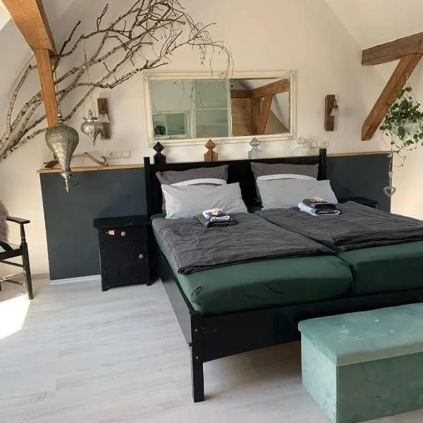 Romantische Wohnung Bauernhof, 100m2 offenes Dachgeschoss，位于Auhausen的酒店