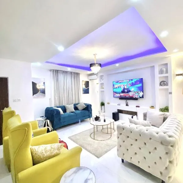 Morak Homes - Luxury 4 bed home with PS5, 24hrs electricity, Super fast Wifi, Snooker, Games room - in a secured estate，位于阿布贾的酒店
