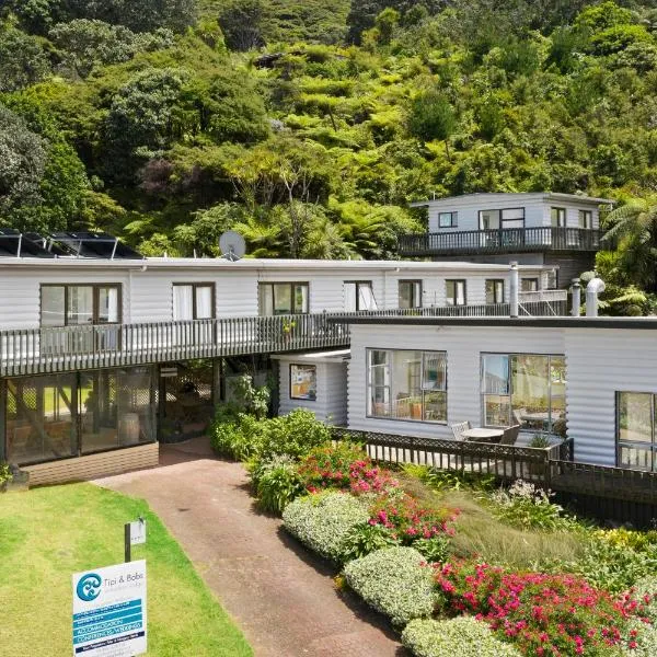 提皮和鲍勃海滨山林小屋，位于Whangapara的酒店