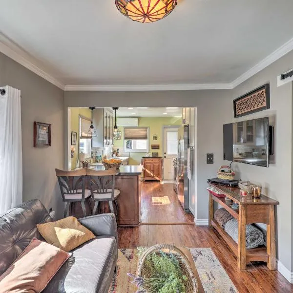 Charming Craftsman Bungalow with Garden and Hot Tub!，位于福乐顿市的酒店