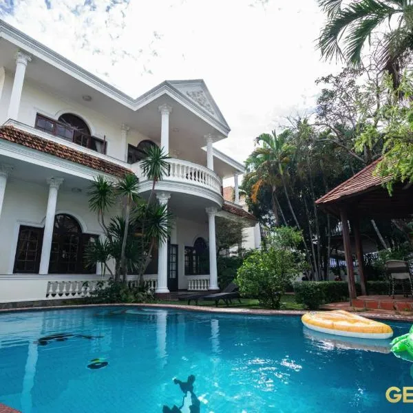 GEM VILLA 10 - 5 Bedroom, 6 Bathroom, Big Pool, Big Garden，位于胡志明市的酒店