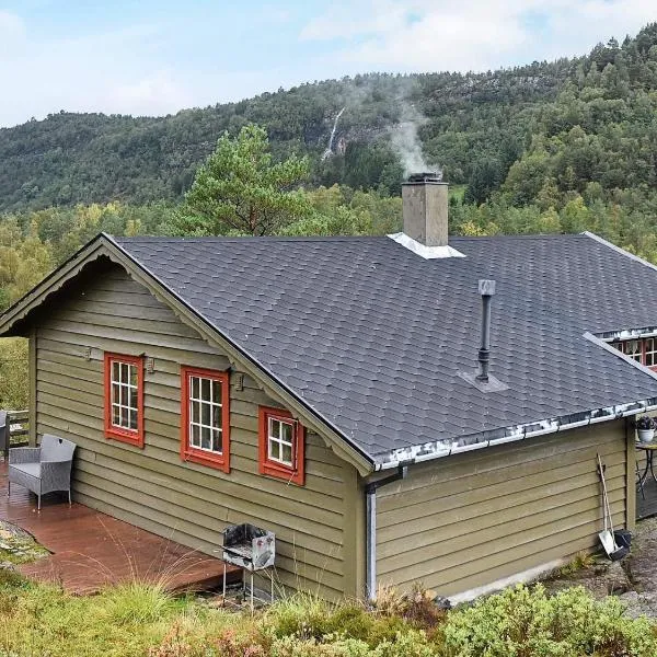 4 person holiday home in Leirvik i Sogn，位于Leirvik的酒店