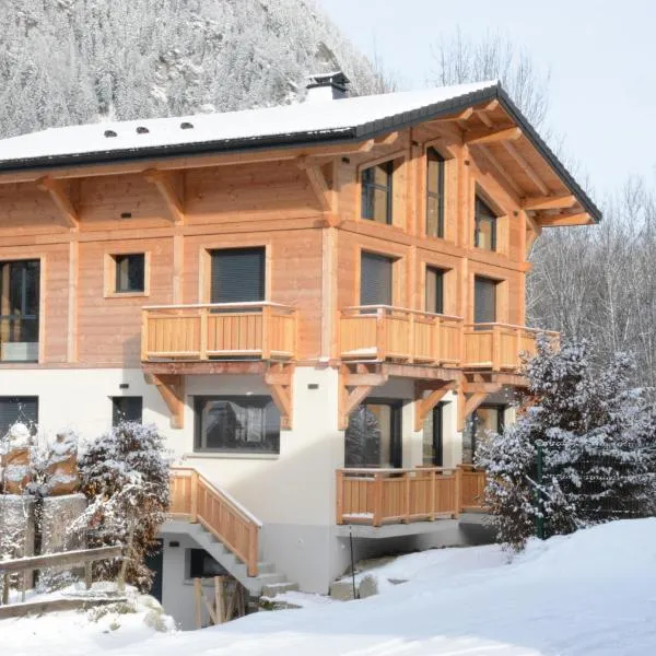 Chalet de charme, au calme, vue splendide, 15 personnes，位于里雾诗的酒店