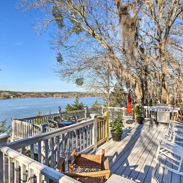 Unique Camden Waterfront with Spectacular Views!，位于肯顿的酒店