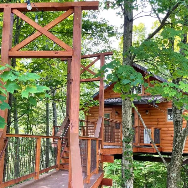 Treehouse #8 by Amish Country Lodging，位于米勒斯堡的酒店