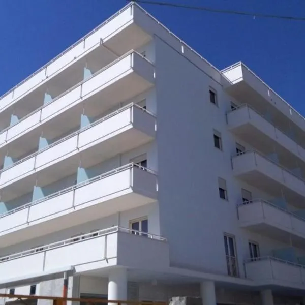 Nuovo HOTEL SETTIBI 20m dalla spiaggia，位于朱利亚诺瓦的酒店