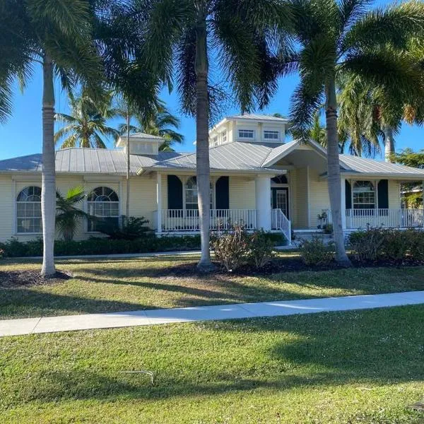 Windemere on Marco Island. 4 BR waterfront home，位于Isles of Capri的酒店