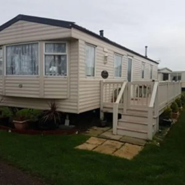Caravan - Sleeps 8 - Pets Ok - Parking - Site Pool，位于赫彻姆的酒店