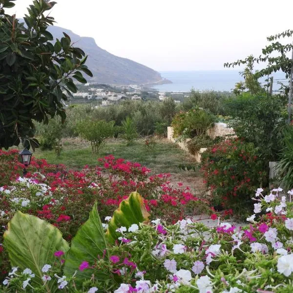 Chrissi's house with garden and sea view，位于Sfinárion的酒店