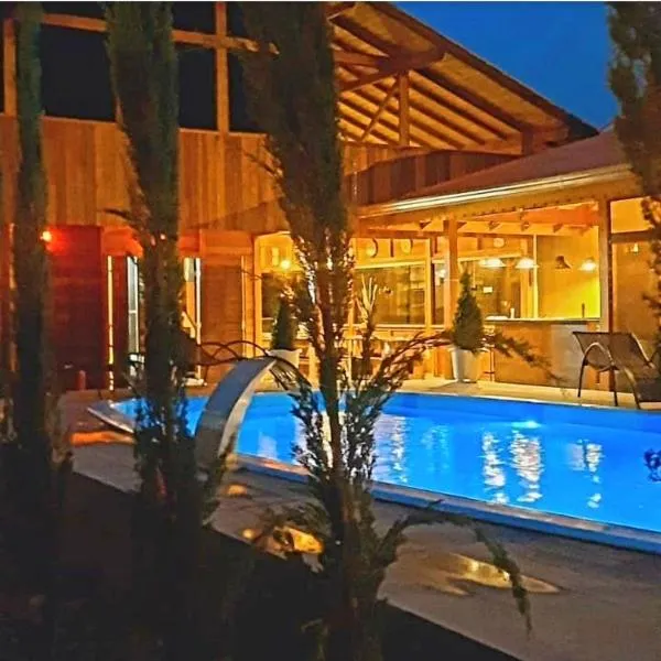 SPA Rossett em Itapoá - Luxo e conforto c piscina, hidromassagem e cromoterapia, p 22 pessoas!，位于加鲁瓦的酒店