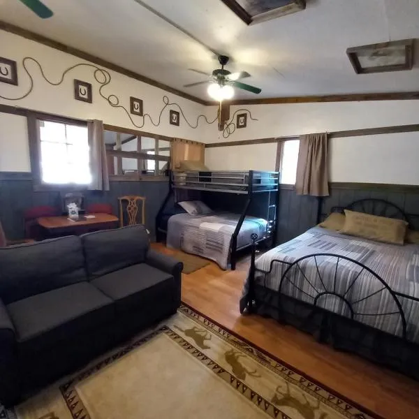 Acorn Hideaways Canton Old West Bunkhouse for 9 - Trail's End Corral，位于Denman Crossroads的酒店