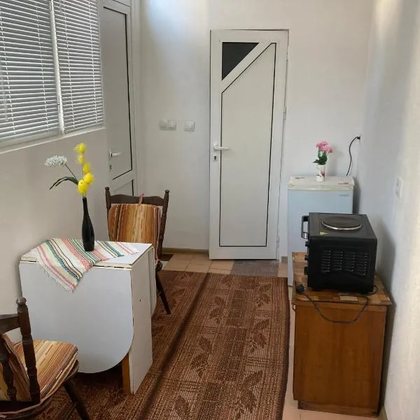 Private Room with lovely yard，位于桑丹斯基的酒店