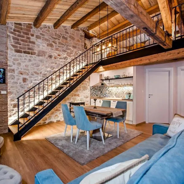 Apartments Casa De Amicis，位于罗维尼的酒店