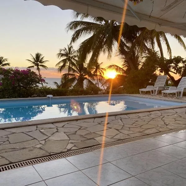 Villa de 2 chambres avec vue sur la mer piscine privee et jacuzzi a Saint Pierre a 1 km de la plage，位于La Dessaint的酒店