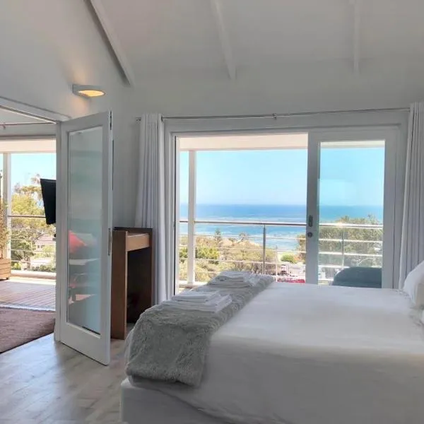 Camps Bay Loft with Stunning Mountain and Ocean Views，位于豪特湾的酒店