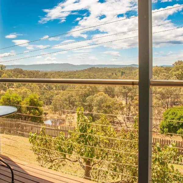 The views!Lovely apartment on acreage with magnificent views, dog friendly，位于Kangaroo Ground的酒店