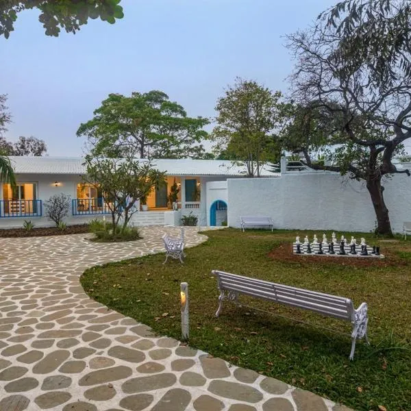 SaffronStays Kairos Zeus, Karjat - Greek style pool villa near Camp Max，位于Khalapur的酒店