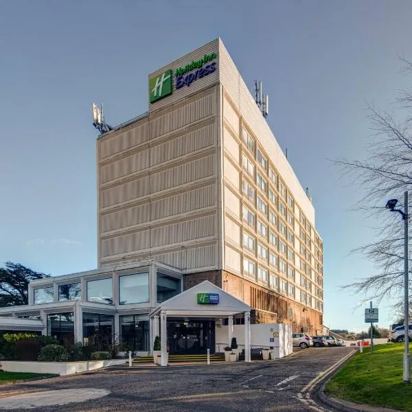 Holiday Inn Express Edinburgh City West by IHG，位于爱丁堡的酒店