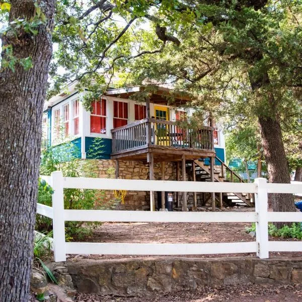 The Bluebird Cottage Style Cabin with Hot Tub near Turner Falls and Casinos，位于Davis的酒店