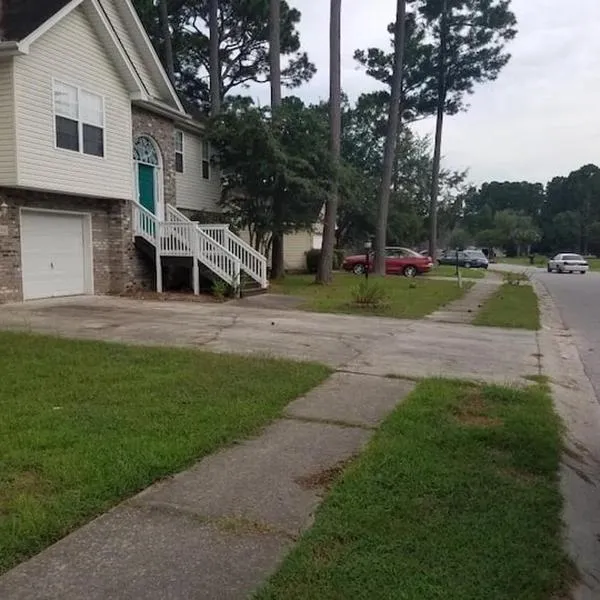 Lovely two-story house with spacious backyard，位于萨默维尔的酒店