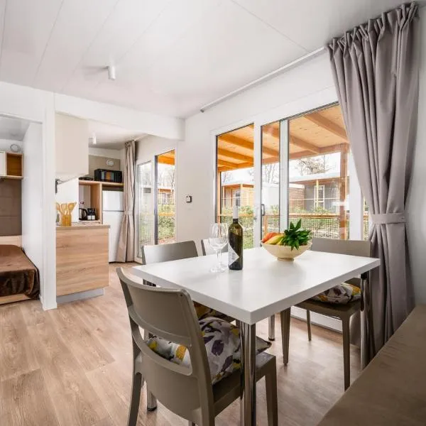 Adriamar Mobile Homes in Camping Park Umag，位于乌马格的酒店
