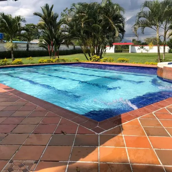 Finca Turística Villa Natasha - Casa Campestre y Cabañas Villavicencio，位于比亚维森西奥的酒店