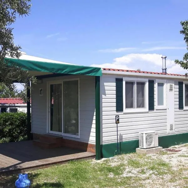 Mobile Homes in Camp Kovacine, Cres, with long pebble beach，位于茨雷斯的酒店