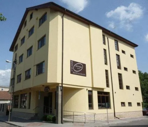 达沃斯酒店，位于Hărţăgani的酒店