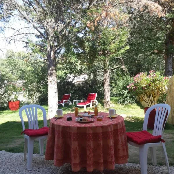 Suite avec jardin entre Aix en Provence, Luberon et Verdon，位于Peyrolles-en-Provence的酒店