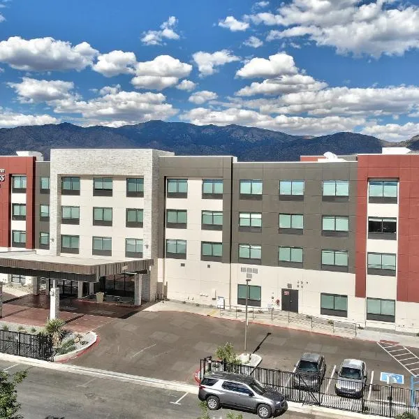 Holiday Inn Express & Suites - Albuquerque East, an IHG Hotel，位于Cedar Crest的酒店
