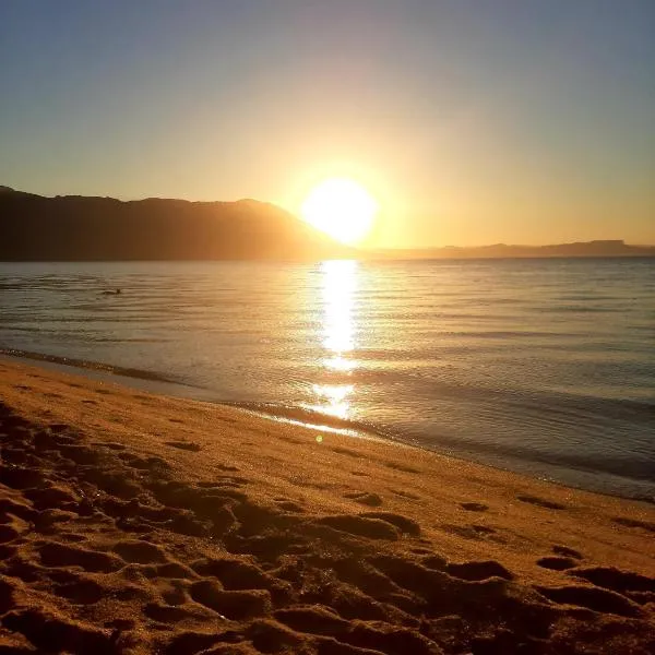 Pé na areia, casa na praia de frente para o mar，位于弗洛里亚诺波利斯的酒店